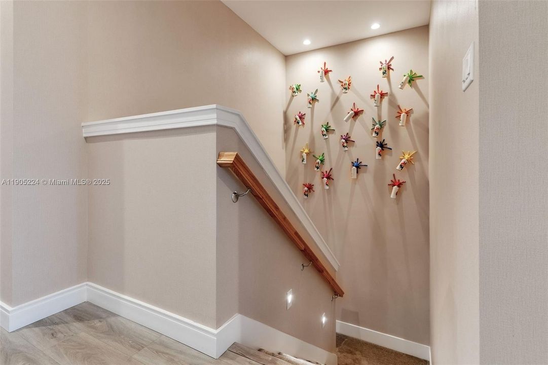 合同活跃: $550,000 (4 贝兹, 4 浴室, 2358 平方英尺)