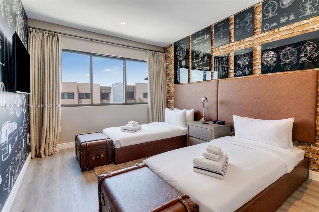 合同活跃: $550,000 (4 贝兹, 4 浴室, 2358 平方英尺)