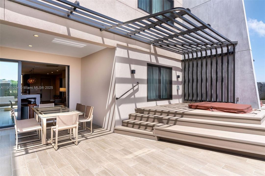 合同活跃: $550,000 (4 贝兹, 4 浴室, 2358 平方英尺)