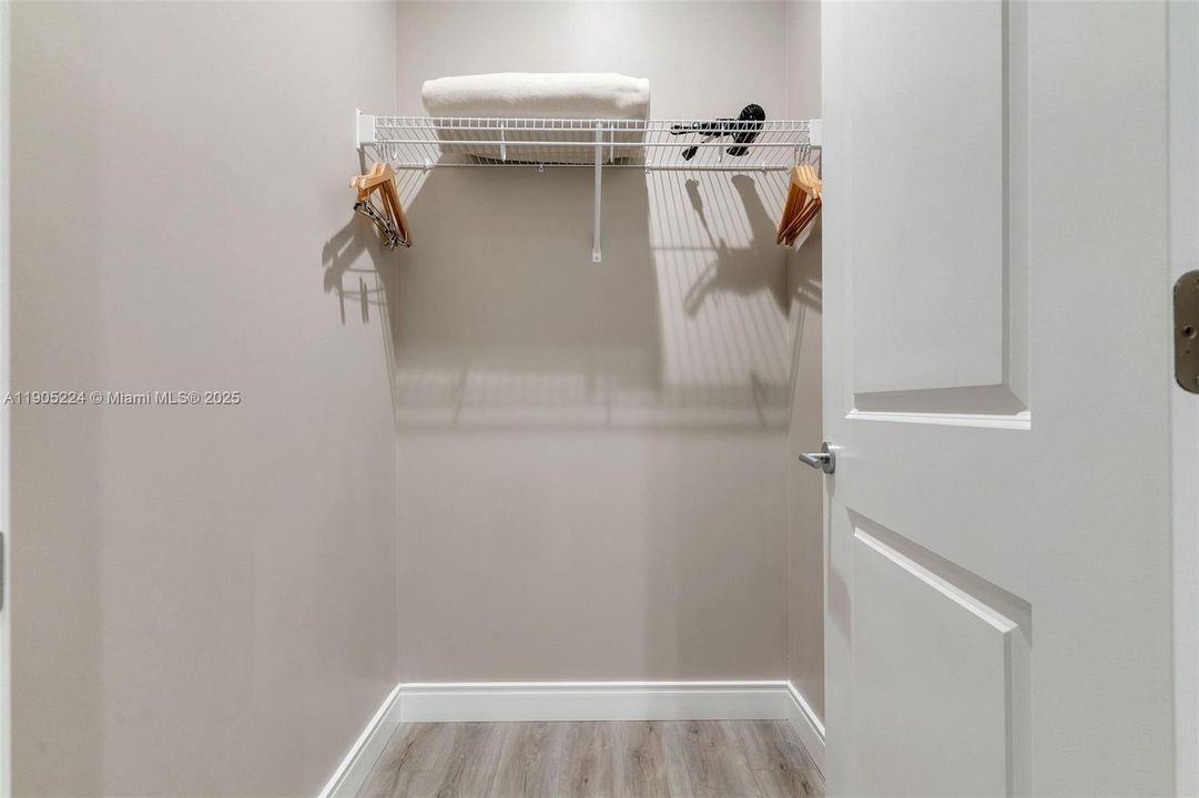 合同活跃: $550,000 (4 贝兹, 4 浴室, 2358 平方英尺)