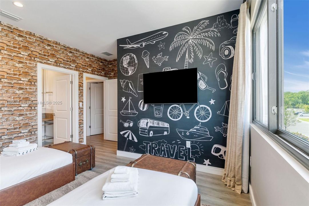 合同活跃: $550,000 (4 贝兹, 4 浴室, 2358 平方英尺)