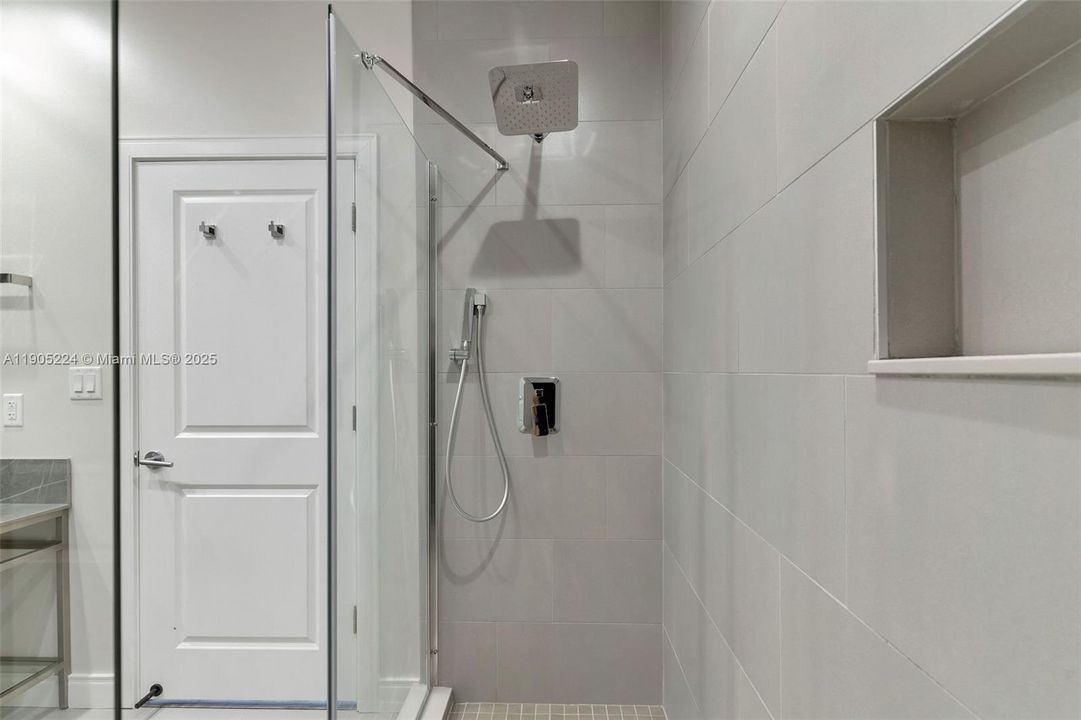 合同活跃: $550,000 (4 贝兹, 4 浴室, 2358 平方英尺)