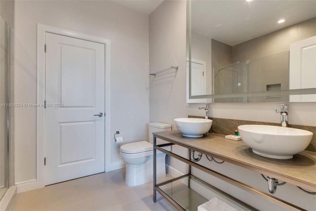 合同活跃: $550,000 (4 贝兹, 4 浴室, 2358 平方英尺)