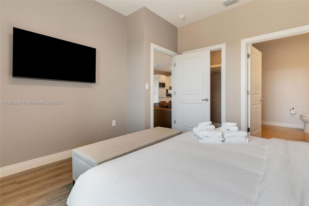 合同活跃: $550,000 (4 贝兹, 4 浴室, 2358 平方英尺)