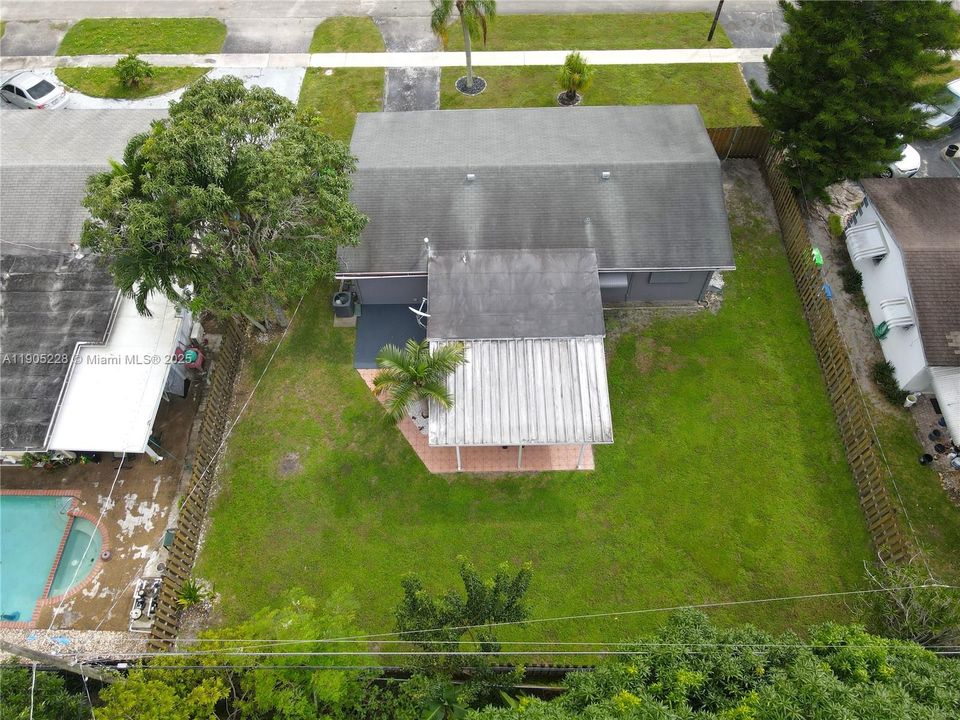 合同活跃: $407,000 (2 贝兹, 1 浴室, 1053 平方英尺)