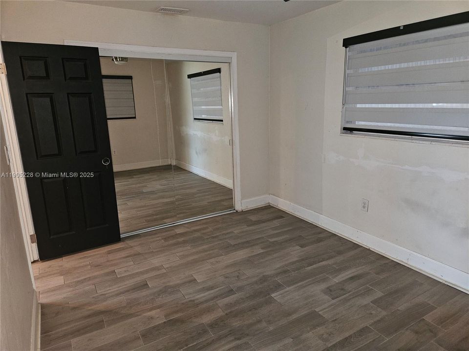 合同活跃: $407,000 (2 贝兹, 1 浴室, 1053 平方英尺)