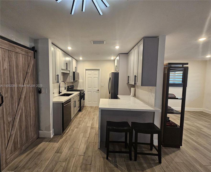 合同活跃: $407,000 (2 贝兹, 1 浴室, 1053 平方英尺)