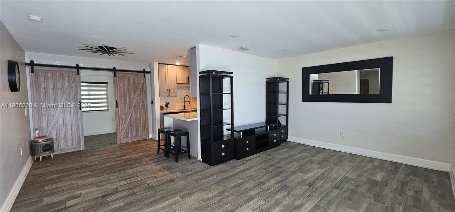 合同活跃: $407,000 (2 贝兹, 1 浴室, 1053 平方英尺)