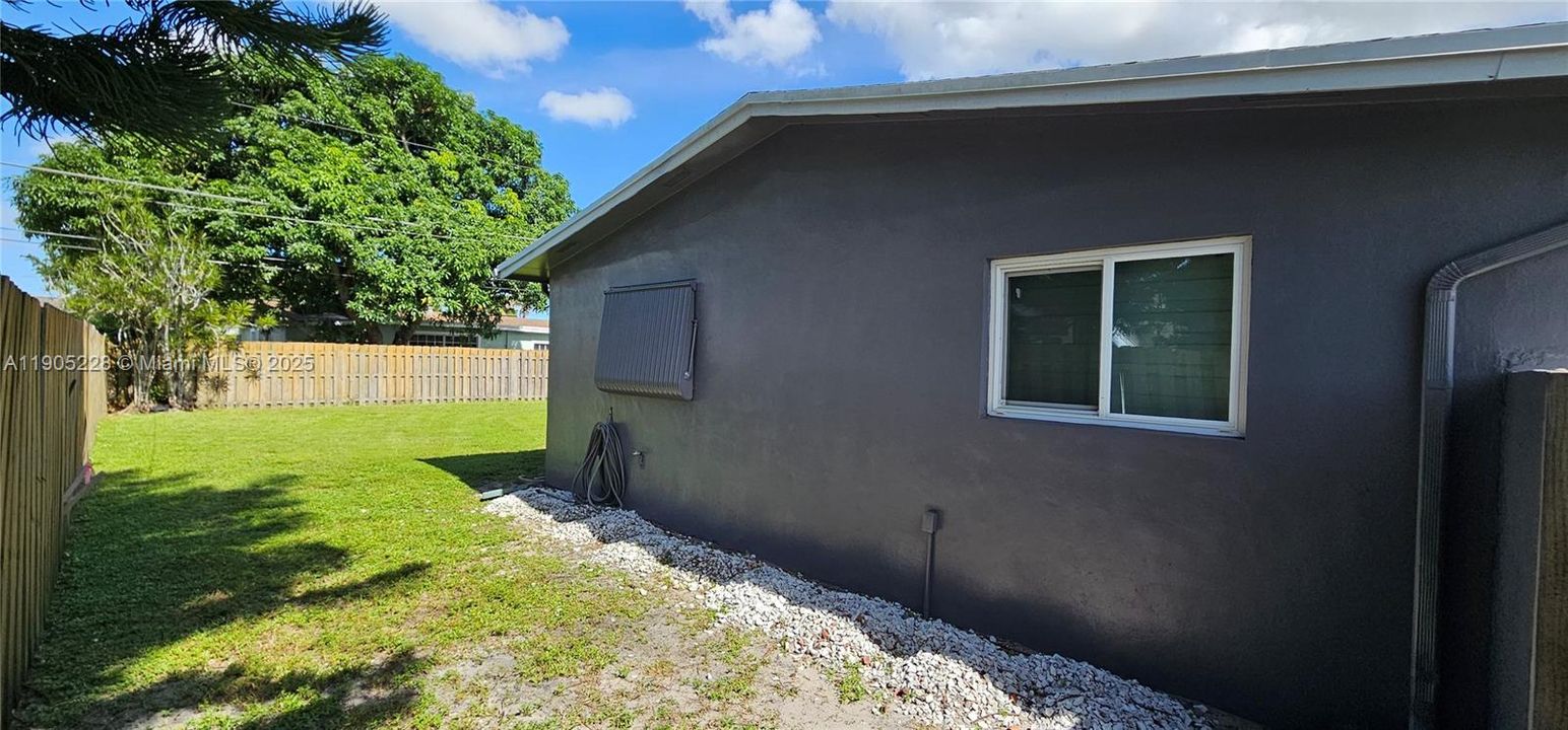 合同活跃: $407,000 (2 贝兹, 1 浴室, 1053 平方英尺)