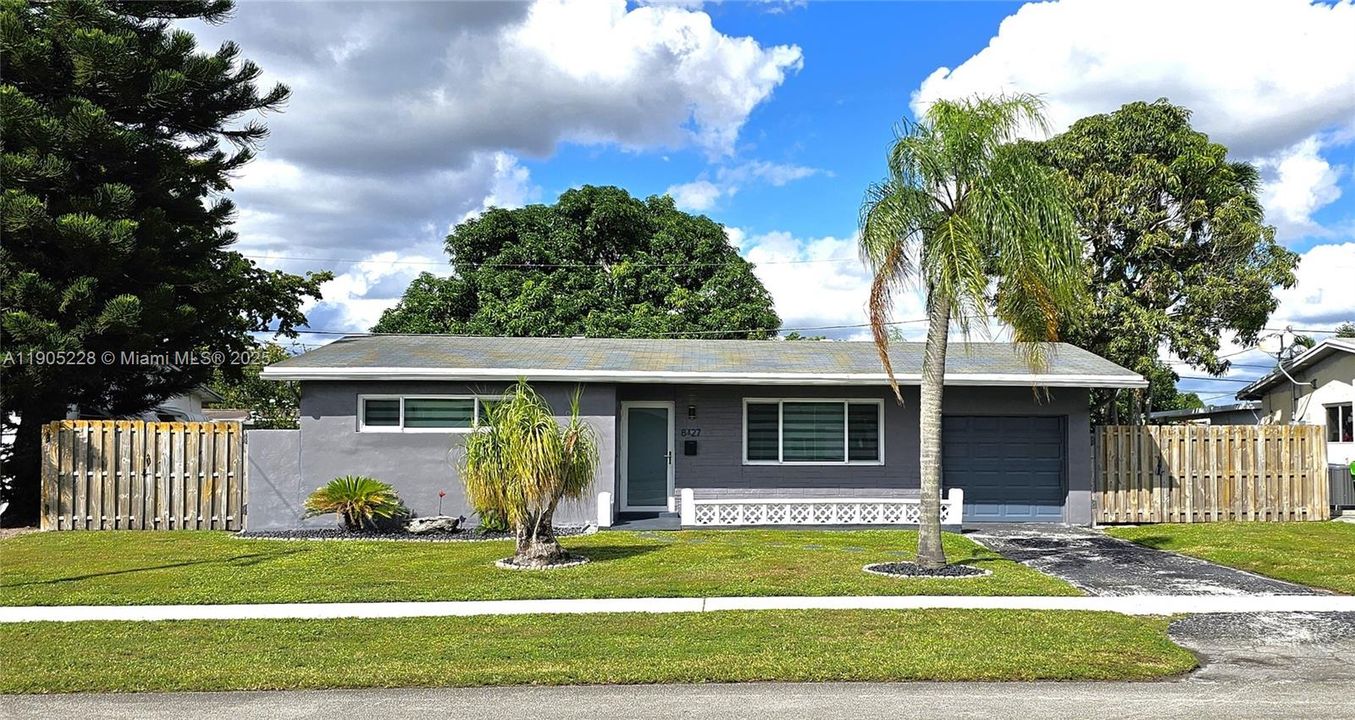 合同活跃: $407,000 (2 贝兹, 1 浴室, 1053 平方英尺)