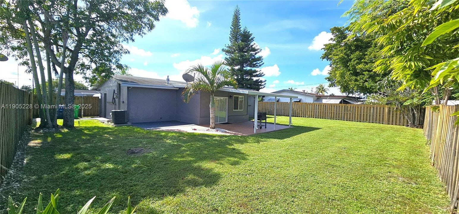 合同活跃: $407,000 (2 贝兹, 1 浴室, 1053 平方英尺)