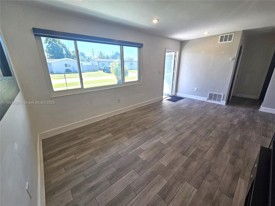 合同活跃: $407,000 (2 贝兹, 1 浴室, 1053 平方英尺)