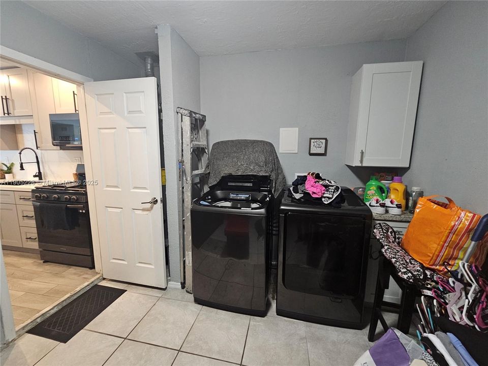 合同活跃: $407,000 (2 贝兹, 1 浴室, 1053 平方英尺)