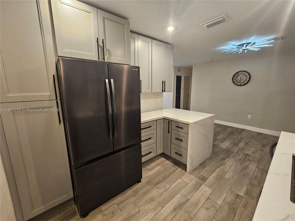 合同活跃: $407,000 (2 贝兹, 1 浴室, 1053 平方英尺)