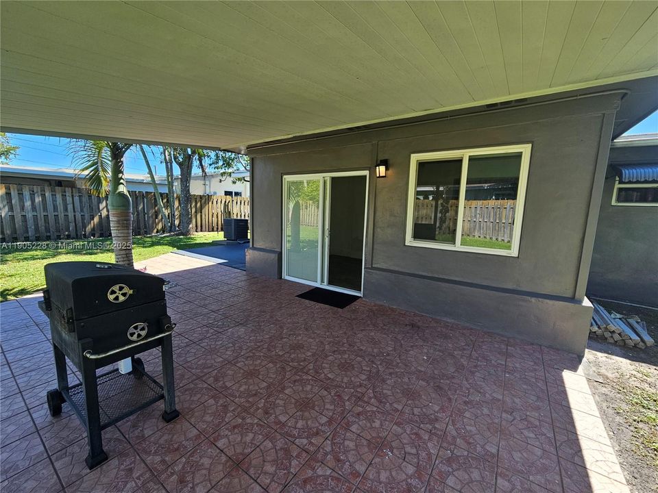 合同活跃: $407,000 (2 贝兹, 1 浴室, 1053 平方英尺)