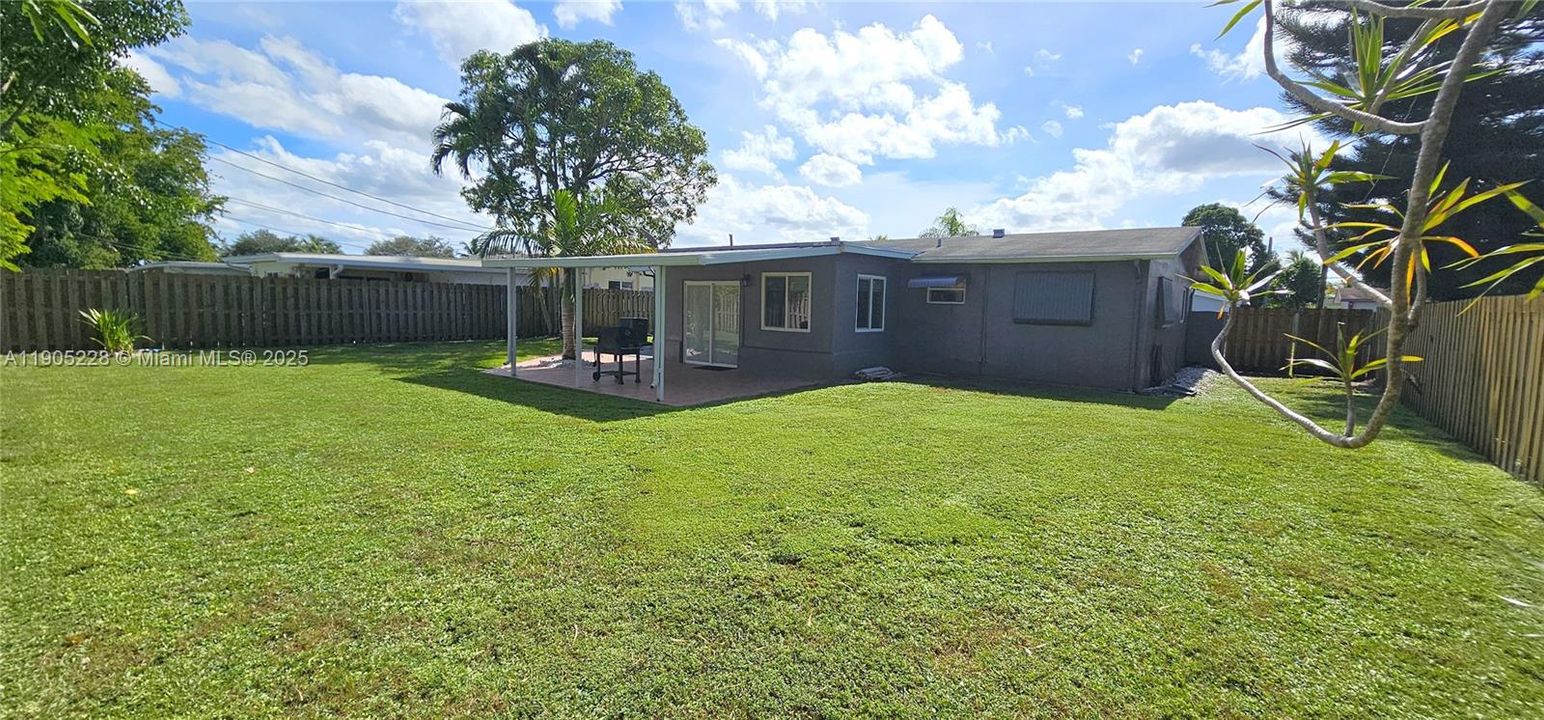 合同活跃: $407,000 (2 贝兹, 1 浴室, 1053 平方英尺)