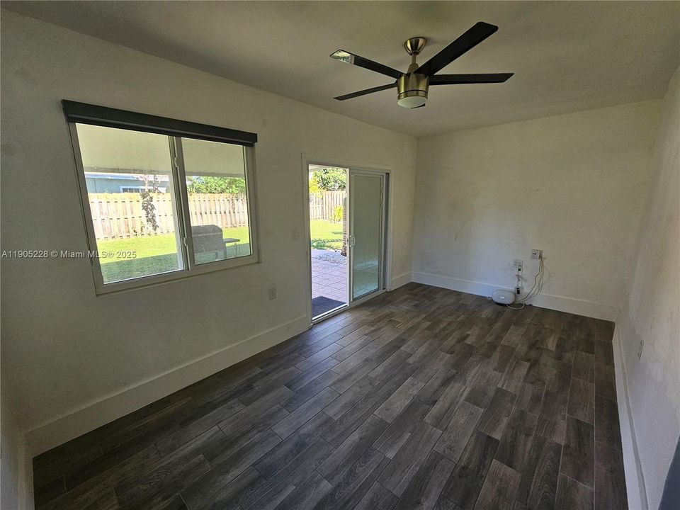 合同活跃: $407,000 (2 贝兹, 1 浴室, 1053 平方英尺)