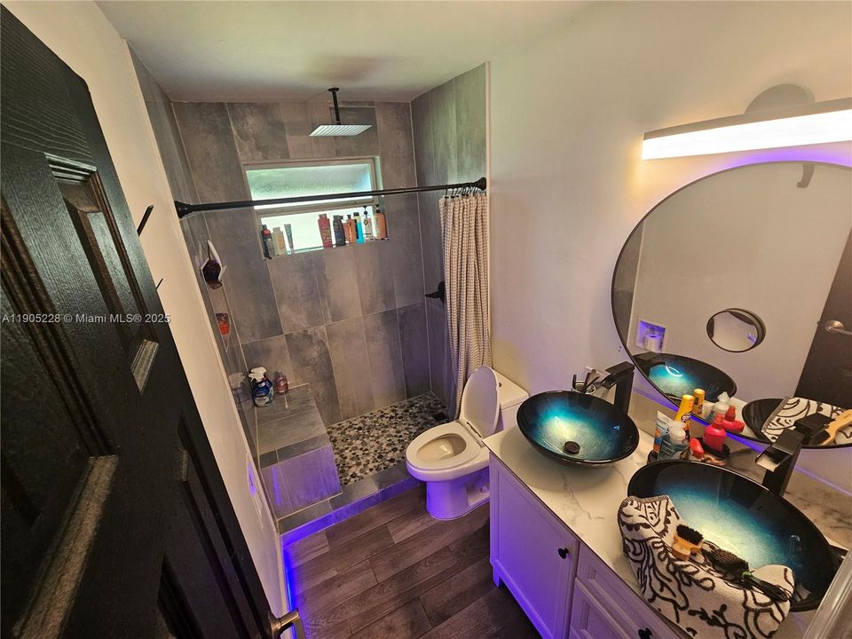 合同活跃: $407,000 (2 贝兹, 1 浴室, 1053 平方英尺)