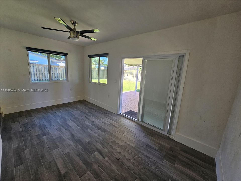 合同活跃: $407,000 (2 贝兹, 1 浴室, 1053 平方英尺)