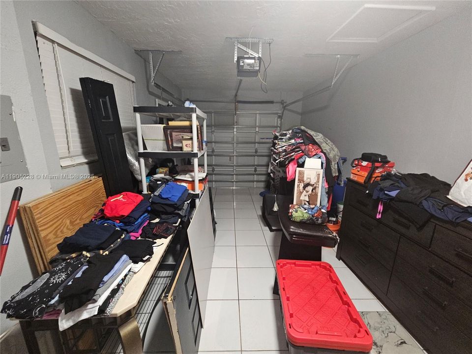 合同活跃: $407,000 (2 贝兹, 1 浴室, 1053 平方英尺)