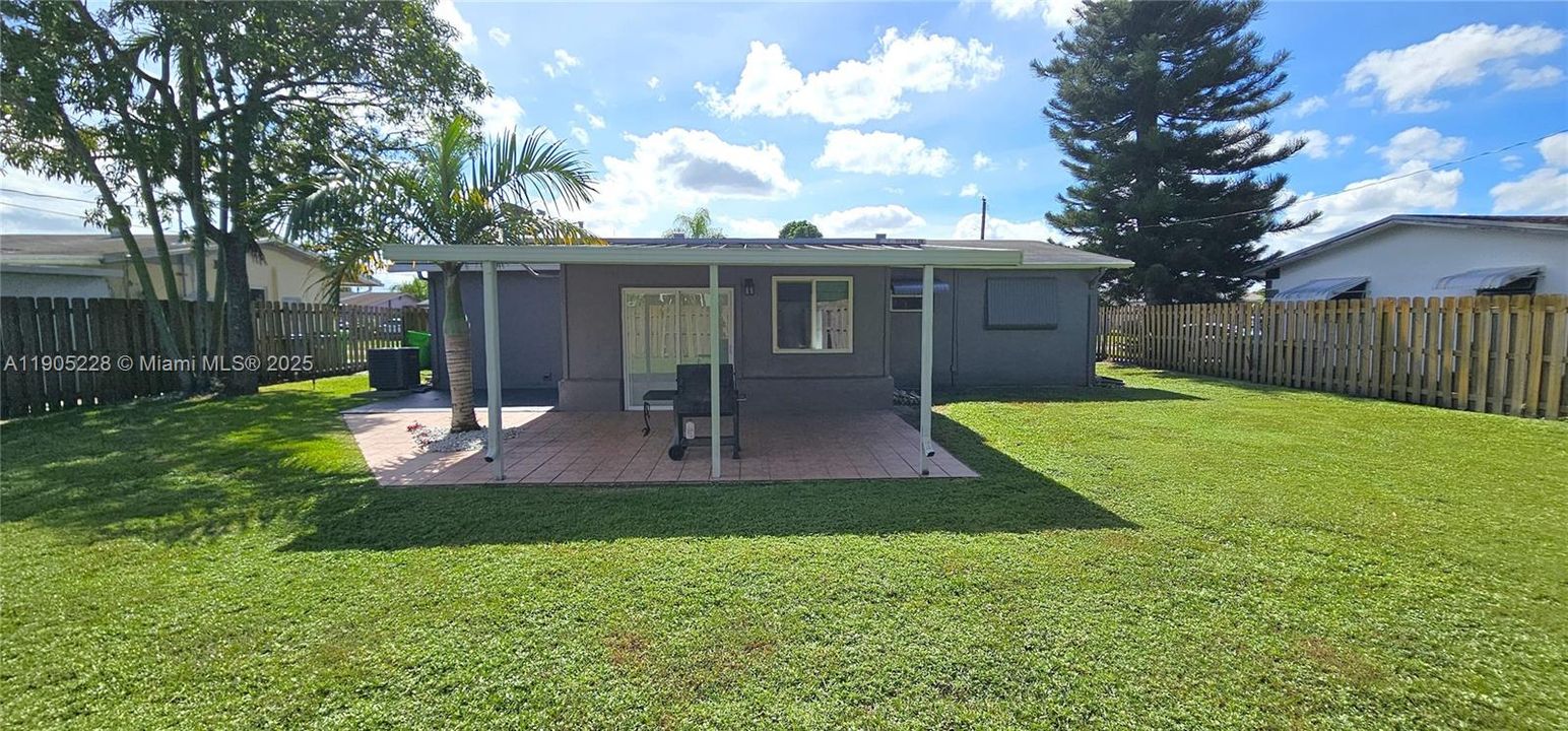 合同活跃: $407,000 (2 贝兹, 1 浴室, 1053 平方英尺)