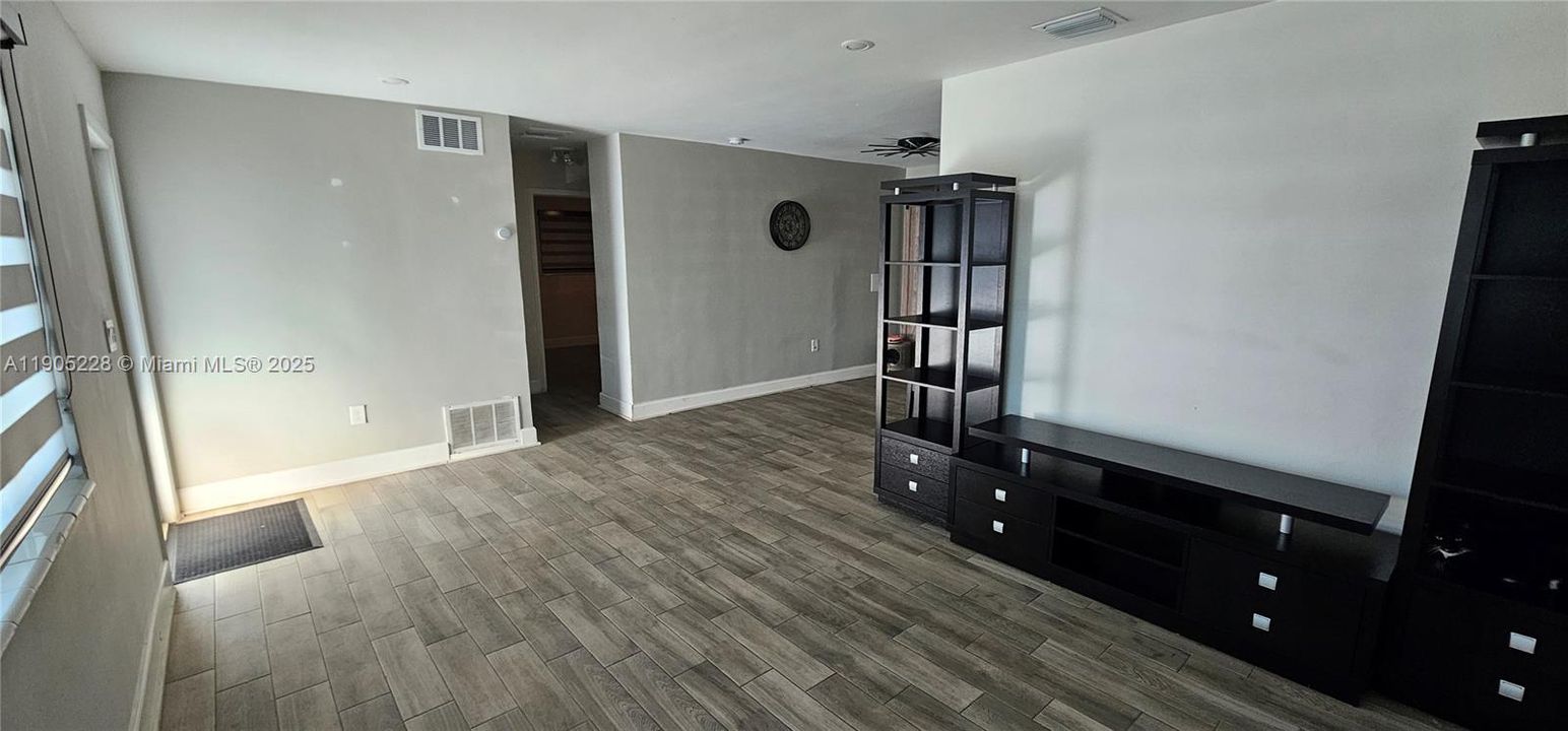 合同活跃: $407,000 (2 贝兹, 1 浴室, 1053 平方英尺)