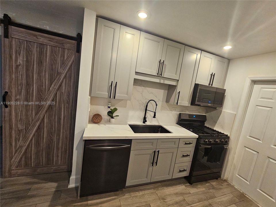 合同活跃: $407,000 (2 贝兹, 1 浴室, 1053 平方英尺)