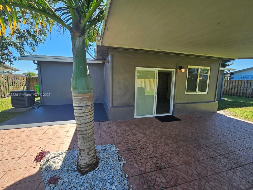 合同活跃: $407,000 (2 贝兹, 1 浴室, 1053 平方英尺)