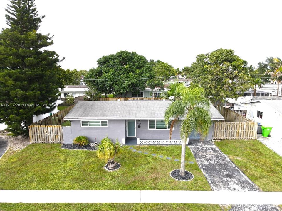 合同活跃: $407,000 (2 贝兹, 1 浴室, 1053 平方英尺)