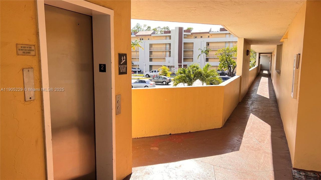 待售: $243,000 (2 贝兹, 1 浴室, 968 平方英尺)