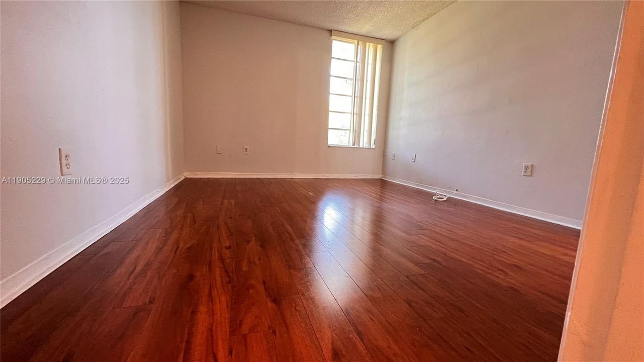 待售: $243,000 (2 贝兹, 1 浴室, 968 平方英尺)