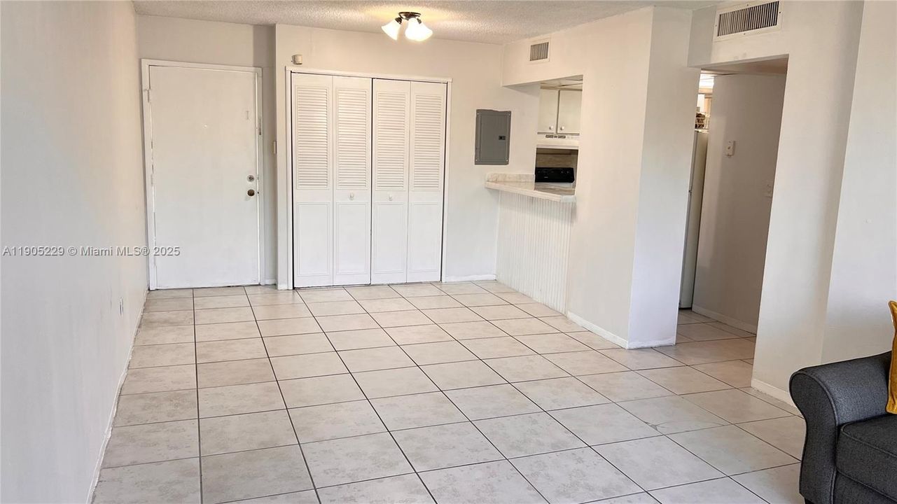 待售: $243,000 (2 贝兹, 1 浴室, 968 平方英尺)