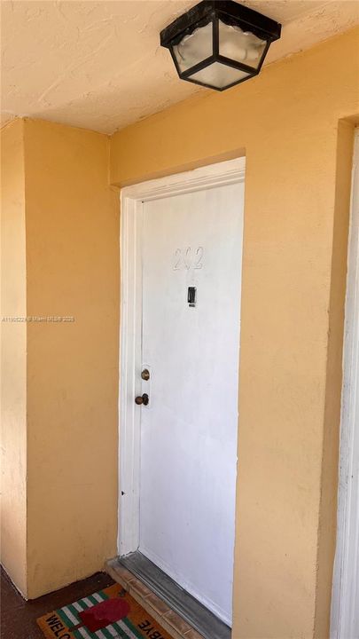 待售: $243,000 (2 贝兹, 1 浴室, 968 平方英尺)