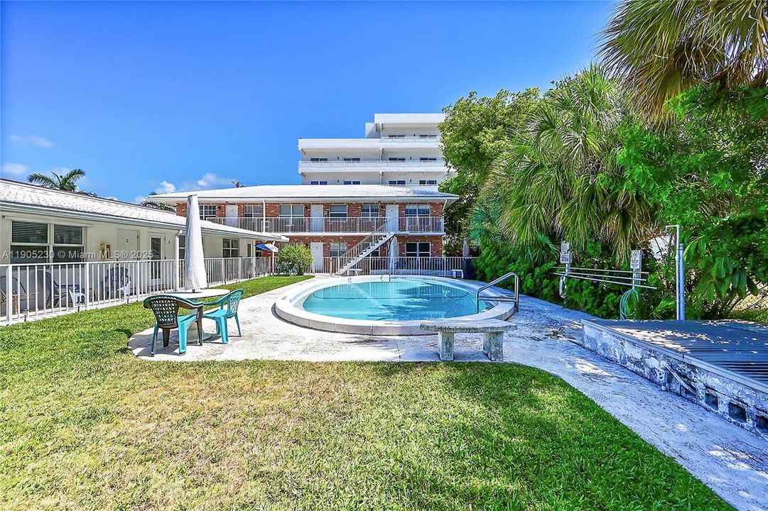 Под контрактом: $1,600 (1 спален, 1 ванн, 600 Квадратных фут)