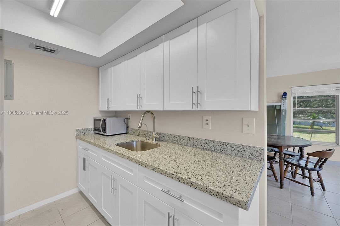 Под контрактом: $1,600 (1 спален, 1 ванн, 600 Квадратных фут)