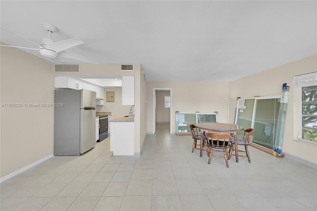 Под контрактом: $1,600 (1 спален, 1 ванн, 600 Квадратных фут)