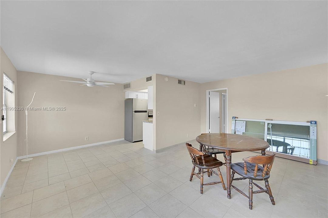 Под контрактом: $1,600 (1 спален, 1 ванн, 600 Квадратных фут)