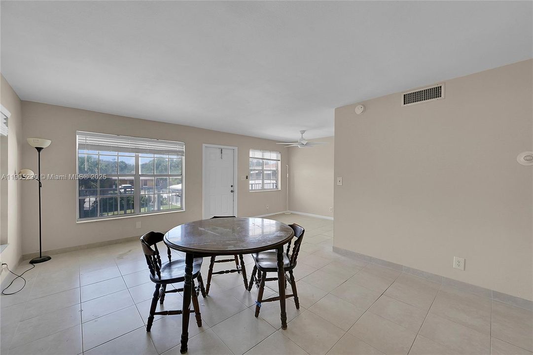 Под контрактом: $1,600 (1 спален, 1 ванн, 600 Квадратных фут)