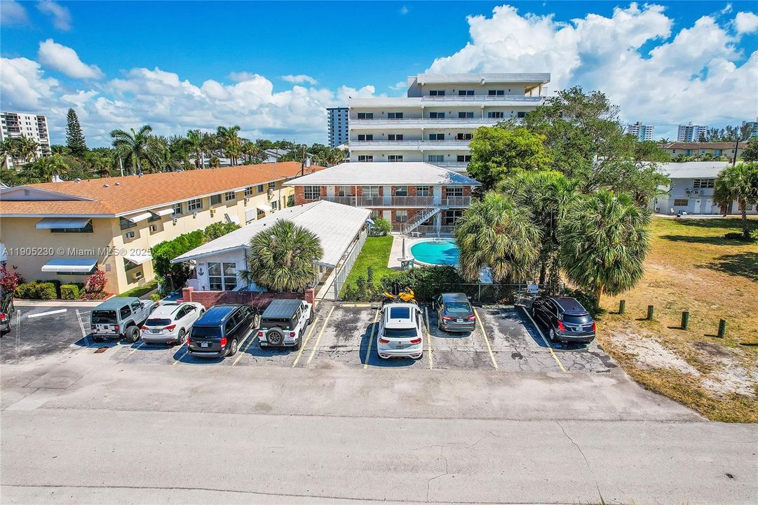 Под контрактом: $1,600 (1 спален, 1 ванн, 600 Квадратных фут)