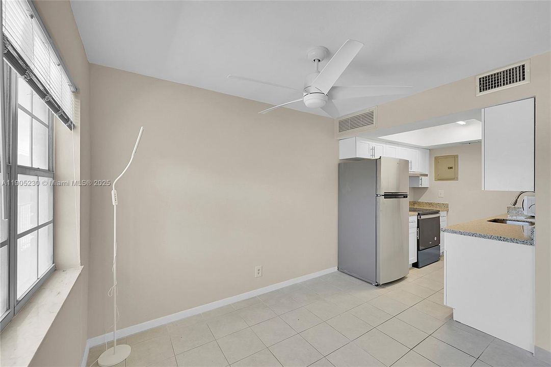 Под контрактом: $1,600 (1 спален, 1 ванн, 600 Квадратных фут)