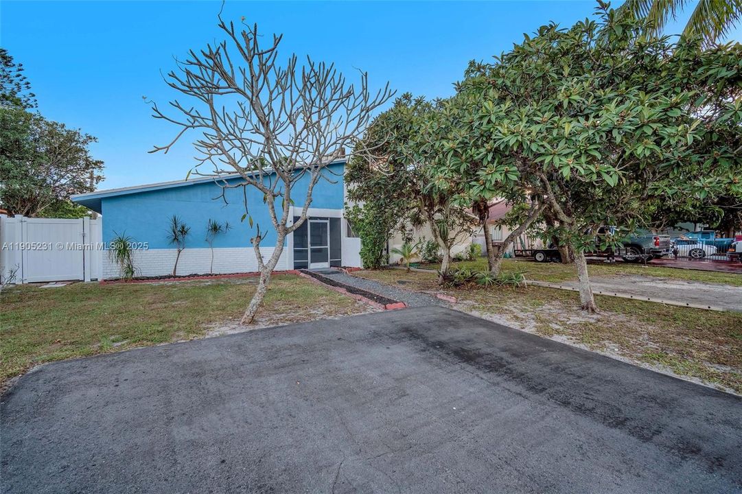 Active With Contract: $2,600 (3 beds, 2 baths, 1360 Square Feet)