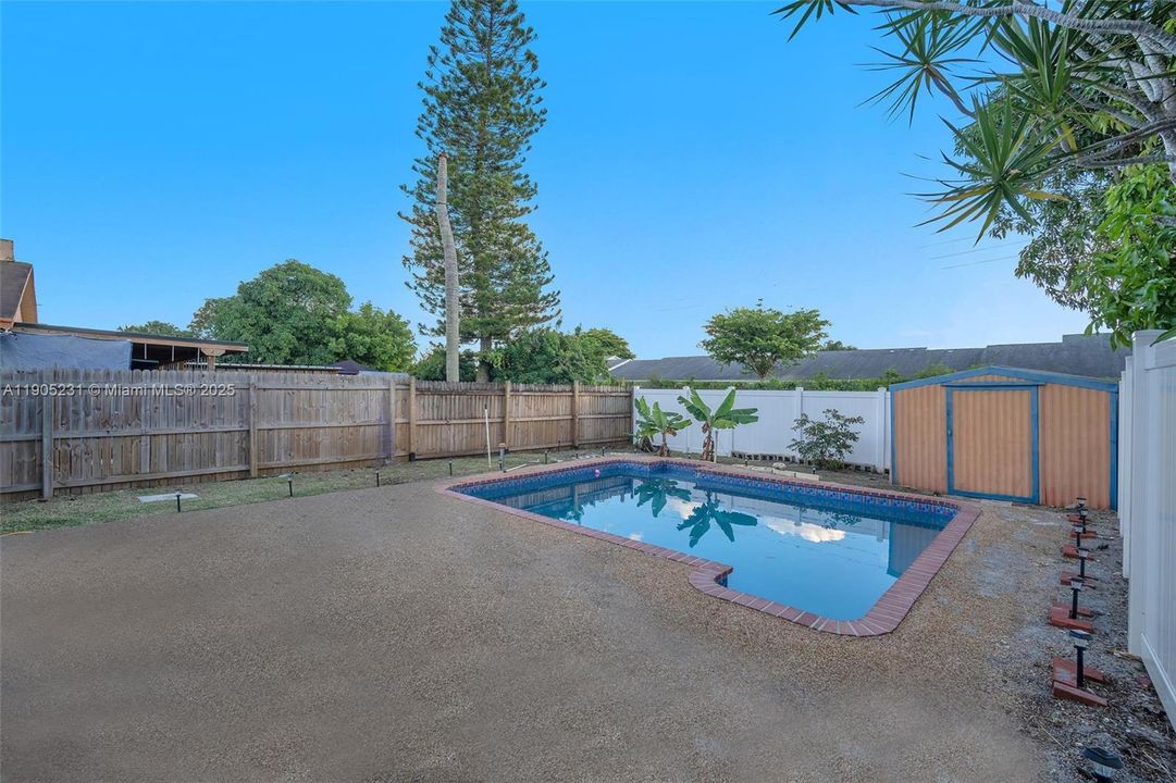 Active With Contract: $2,600 (3 beds, 2 baths, 1360 Square Feet)