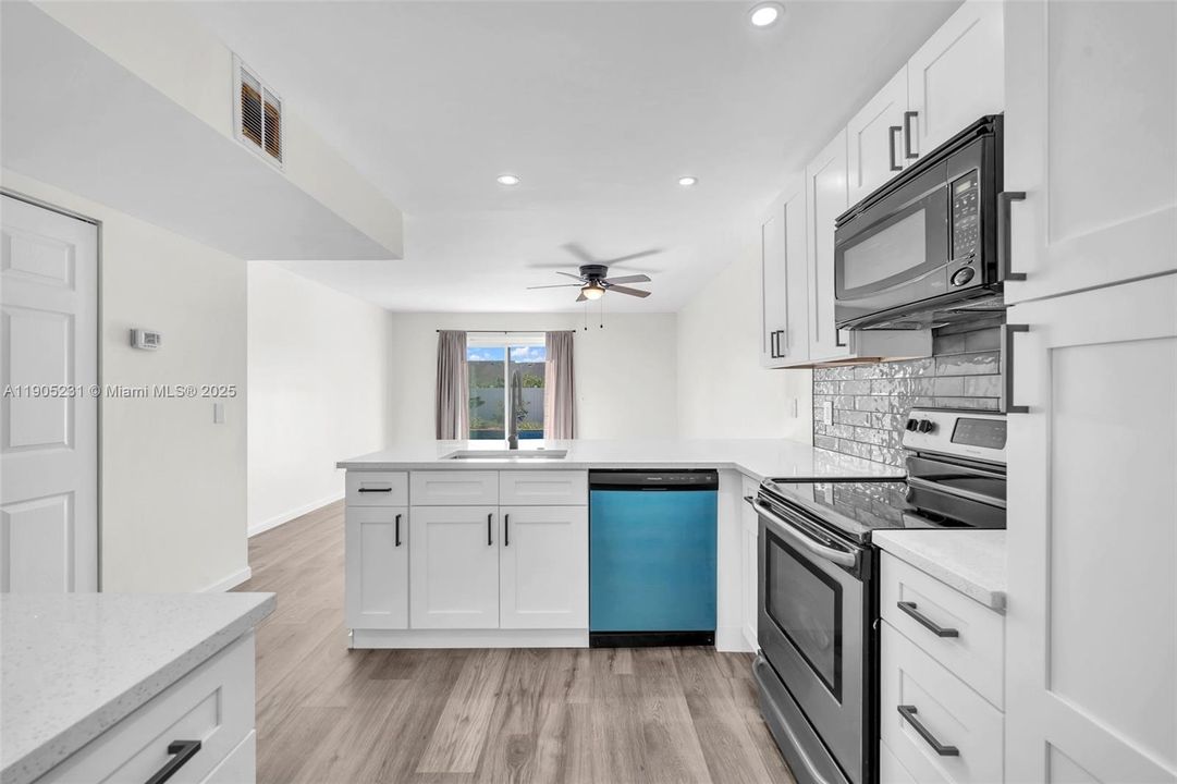 Active With Contract: $2,600 (3 beds, 2 baths, 1360 Square Feet)