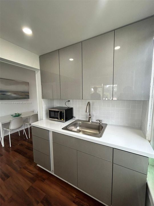 Active With Contract: $2,000 (1 beds, 1 baths, 716 Square Feet)