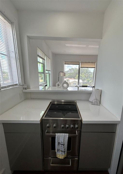 Active With Contract: $2,000 (1 beds, 1 baths, 716 Square Feet)