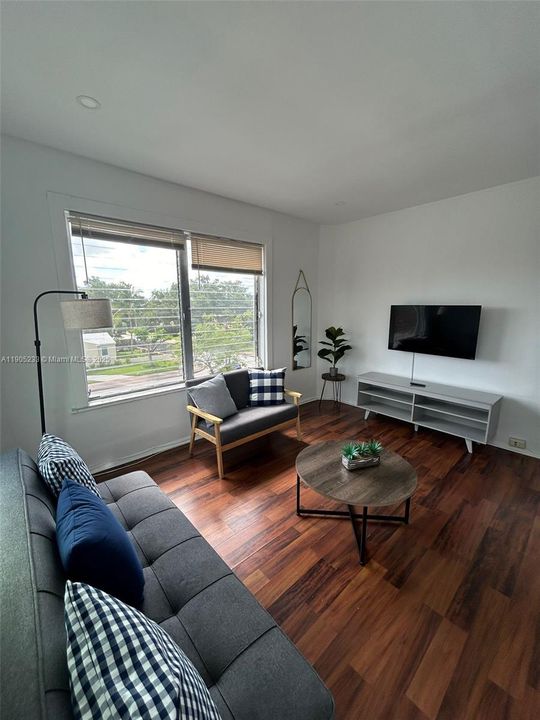 Active With Contract: $2,000 (1 beds, 1 baths, 716 Square Feet)