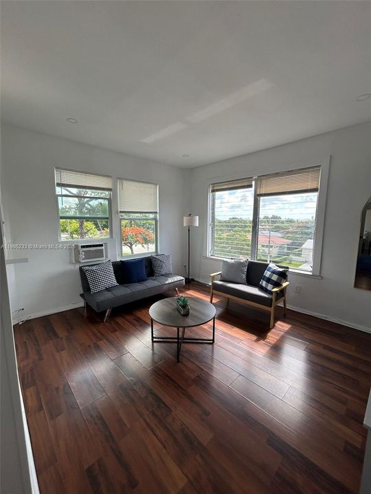Active With Contract: $2,000 (1 beds, 1 baths, 716 Square Feet)