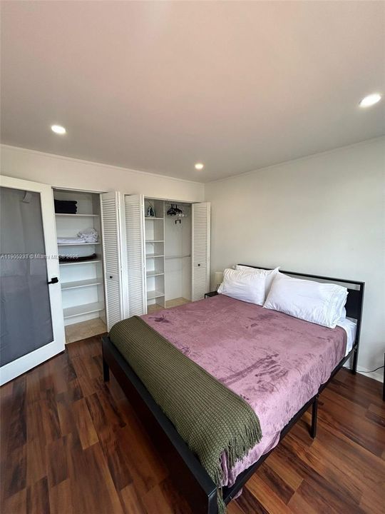 Active With Contract: $2,000 (1 beds, 1 baths, 716 Square Feet)