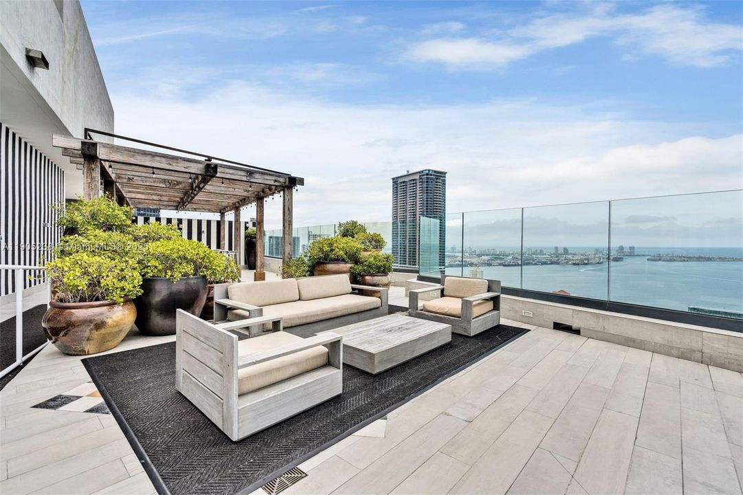 For Sale: $1,100,000 (2 beds, 2 baths, 1088 Square Feet)