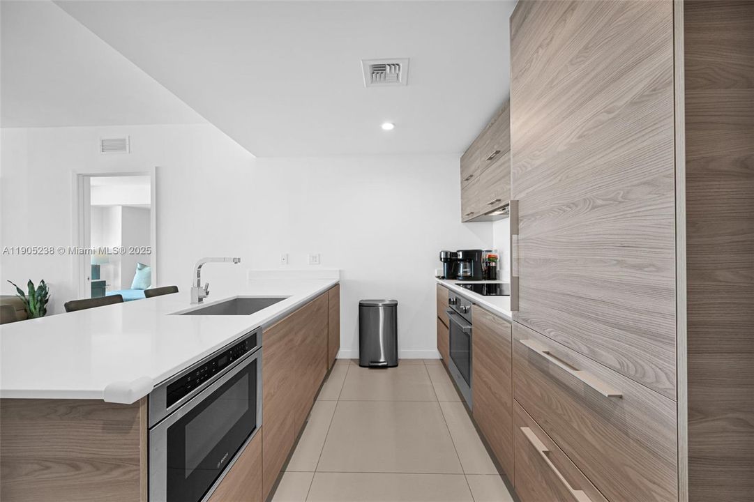 For Sale: $1,100,000 (2 beds, 2 baths, 1088 Square Feet)